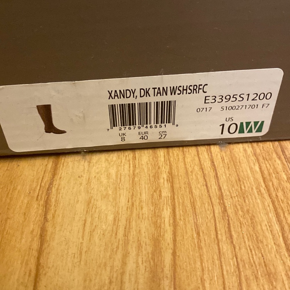 NEW - women’s brown tall flat boots